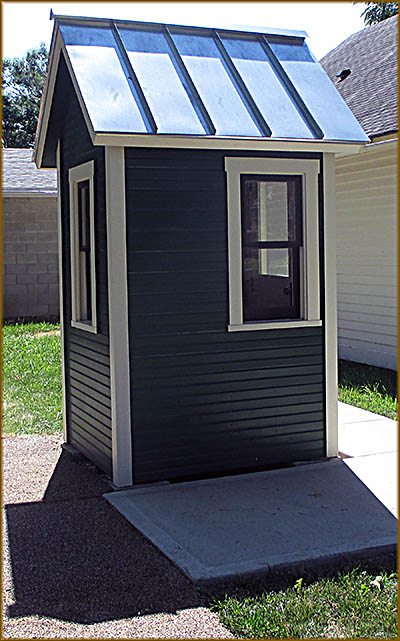 Warren G. Harding Presidential Site During Harding's front porch campaign, police had to keep watch on the house. Several guardhouses like this replica were constructed to give police a refuge from the elements.